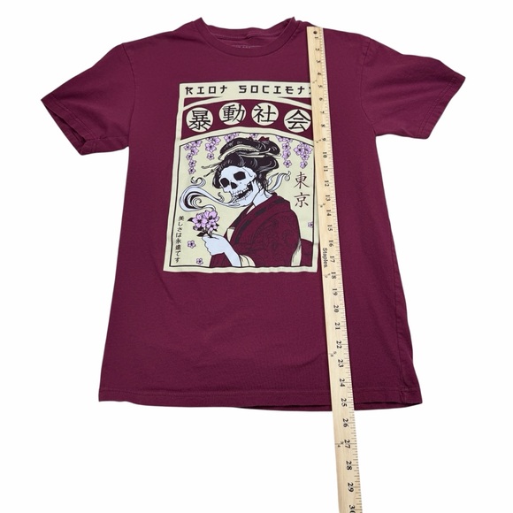 Riot Society Burgundy Tee with Skull Art - Picture 4 of 5